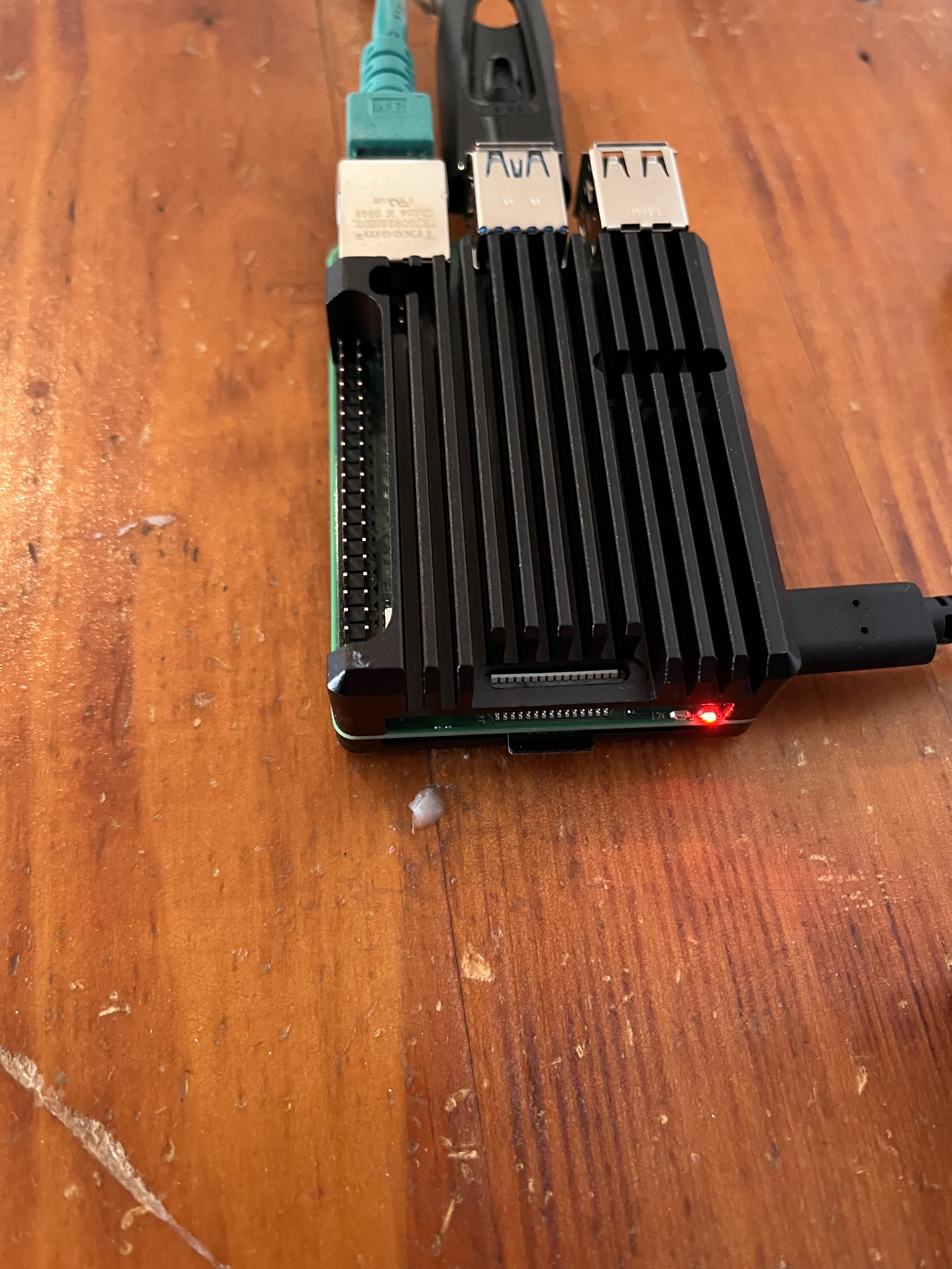 Zusammengebauter Raspi mit ArmorCase im Betrieb Zusammengebauter Raspi mit ArmorCase im Betrieb